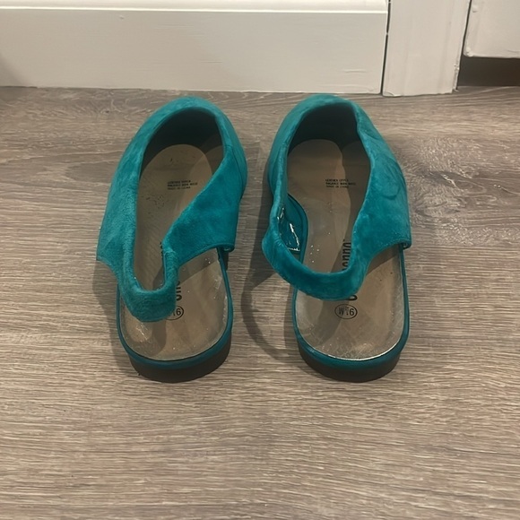 BlueFlats, Size 9.5 - Picture 2 of 5